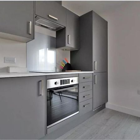 2 Bedroom City Centre Apartment In ヘメル・ヘムステッド エクステリア 写真